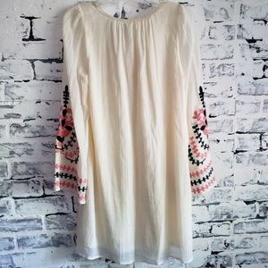 NWOT Umgee Cream Embroidered Tunic